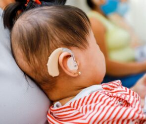 DIF y Fundación Telmex entregan 100 aparatos auditivos a juarenses con discapacidad auditiva