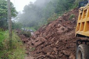 Derrumbe bloquea la carretera en Naupan, Puebla; comunidades quedan incomunicadas