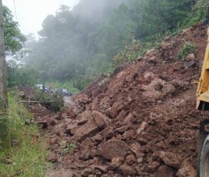 Derrumbe bloquea la carretera en Naupan, Puebla; comunidades quedan incomunicadas