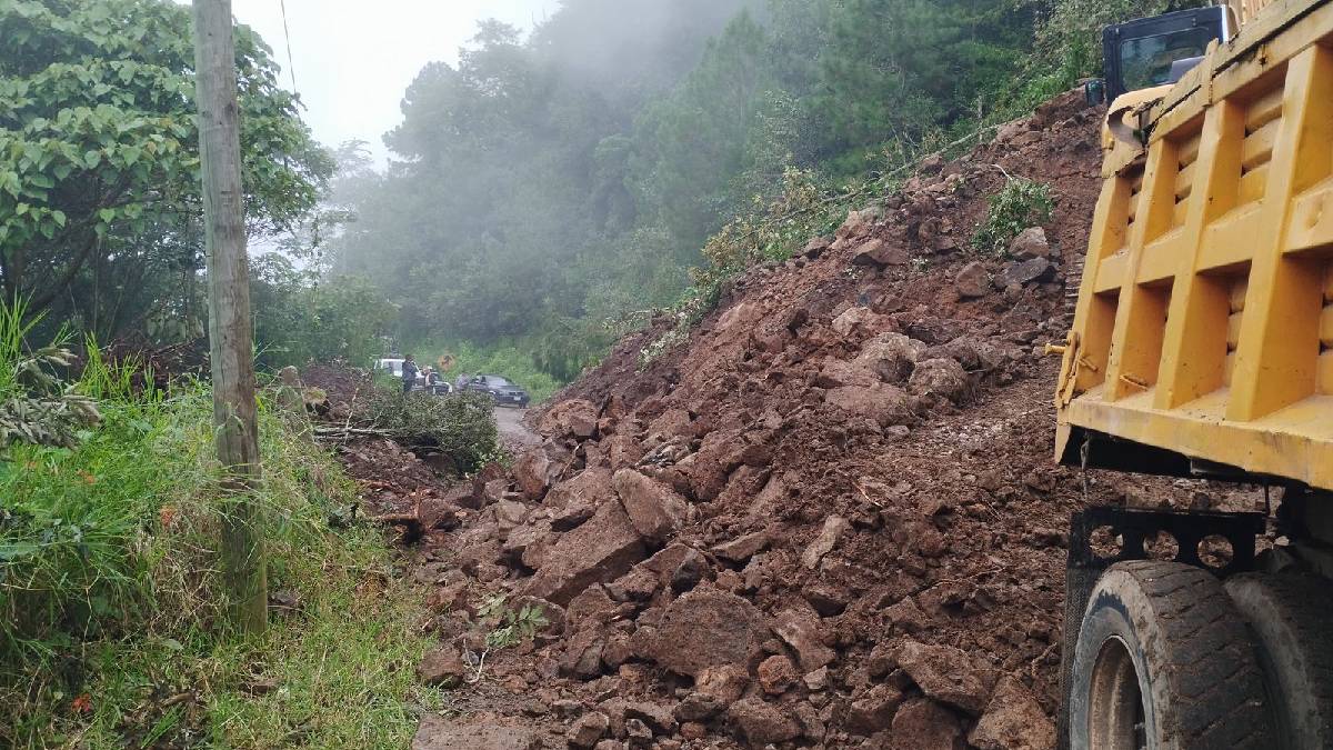 Derrumbe bloquea la carretera en Naupan, Puebla; comunidades quedan incomunicadas