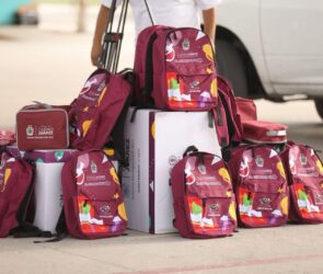 Padres de familia destacan apoyos de útiles escolares entregados por el municipio en Juárez